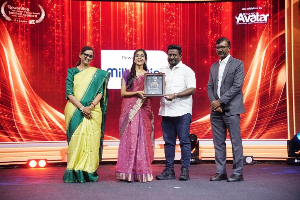 Lil Sculpr Founder receiving the Brand Avatar Award on stage